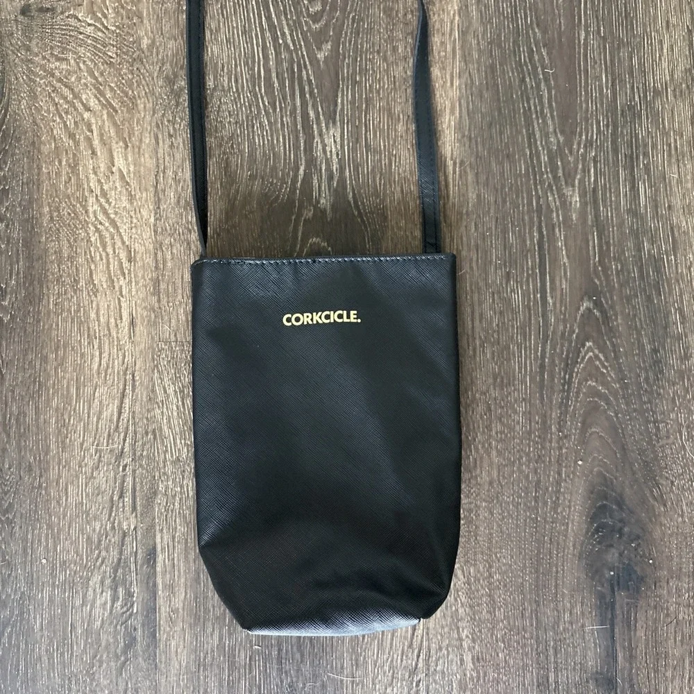 Corkcicle Black Carry Crossbody Sling Bag Vegan Leather Water Bottle Bag NEW
